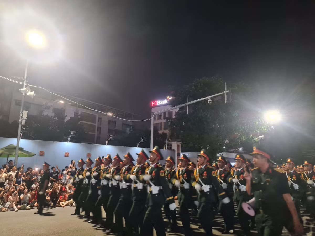 Ai nấy háo hức ghi lại hình ảnh đoàn diễu binh, diễu hành trong ngày hợp luyện đầu tiên.