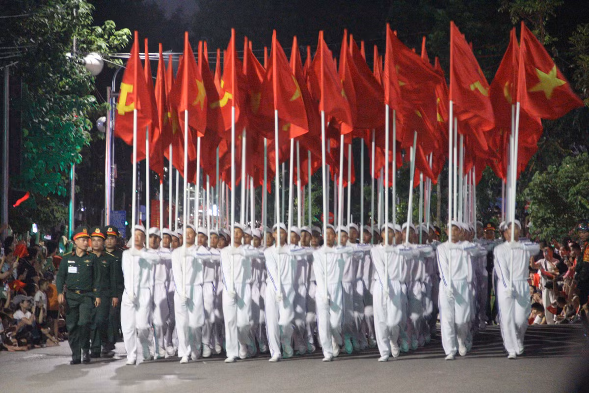 Khối Hồng kỳ đi theo đường Kim Mã - Liễu Giai.