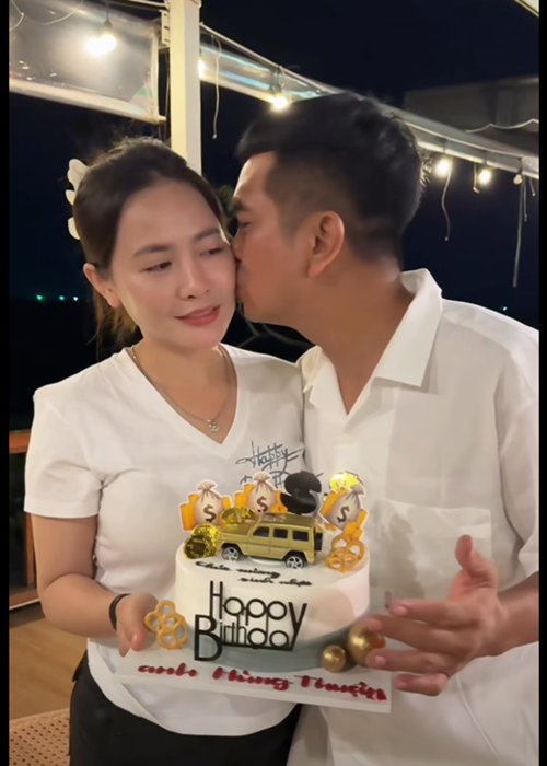 Trong video, Tuệ Tâm chuẩn bị bánh kem với dòng chữ “Happy Birthday” tông vàng nổi bật. Khi thổi nến, nam diễn viên hôn nhẹ lên má vợ, cả hai trò chuyện tự nhiên, không quá phô trương. Trang phục giản dị, cách bài trí đơn giản khiến buổi sinh nhật mang đúng tinh thần gia đình.