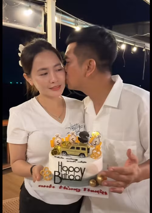 Trong video, Tuệ Tâm chuẩn bị bánh kem với dòng chữ “Happy Birthday” tông vàng nổi bật. Khi thổi nến, nam diễn viên hôn nhẹ lên má vợ, cả hai trò chuyện tự nhiên, không quá phô trương. Trang phục giản dị, cách bài trí đơn giản khiến buổi sinh nhật mang đúng tinh thần gia đình.