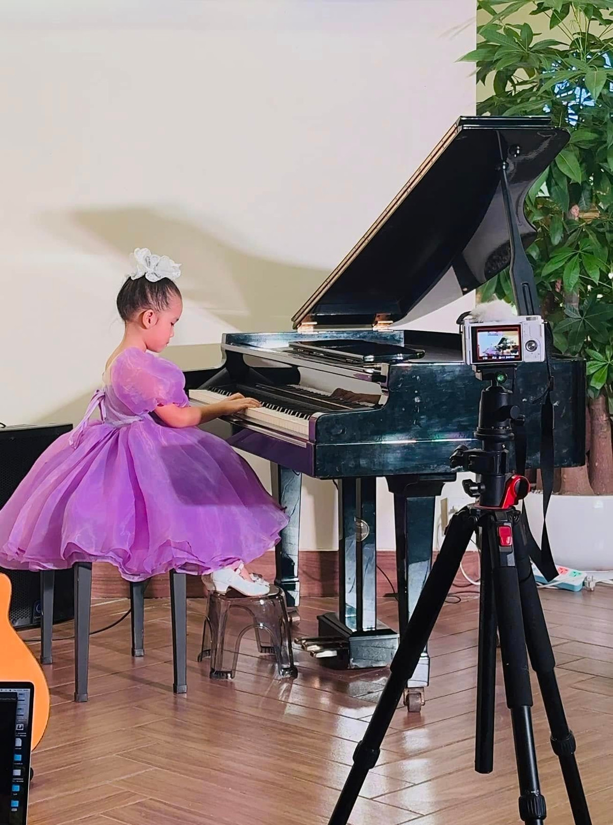 Ái nữ nhà Khánh Đơn bộc lộ nhiều năng khiếu từ nhỏ như ca hát, chơi đàn piano, làm người mẫu. Ảnh: FB Đồng Đồng.