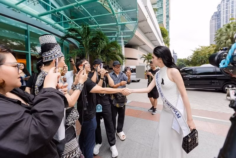 Chủ tịch Miss Universe Vietnam Valentin Trần chia sẻ trên VOV, việc chỉ định đại diện thay vì tổ chức thi là “quyết định chiến lược, được đánh giá kỹ lưỡng trên nhiều phương diện, đảm bảo tuân thủ theo quy trình, quy định, tiêu chí của Miss Universe Organization cũng như sự chấp thuận của cơ quan chức năng. Ảnh: Instagram Hương Giang.