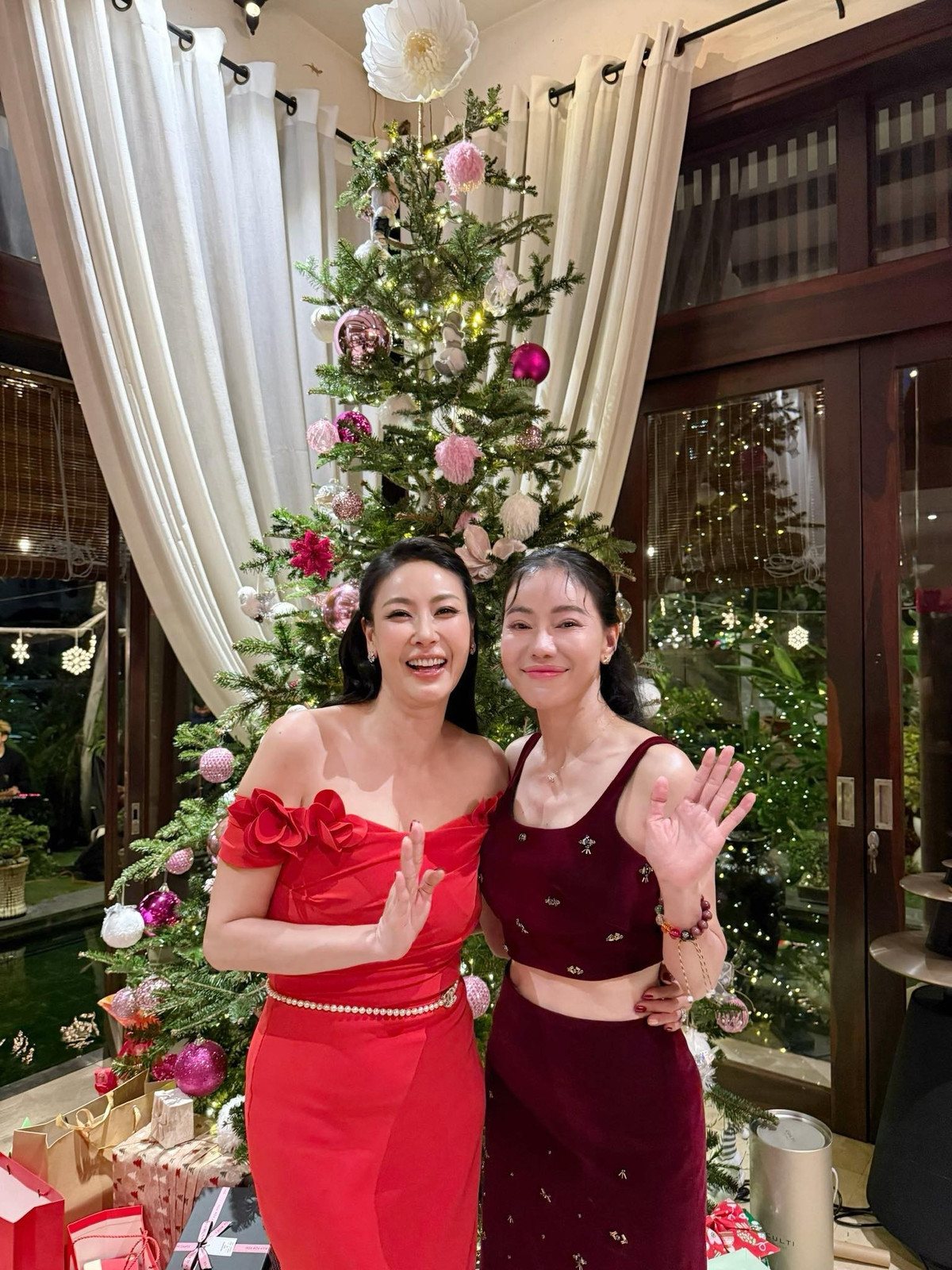 Doanh nhân Phạm Kim Dung đọ sắc Hà Kiều Anh. Đón giáng sinh, 'bà trùm hoa hậu' chia sẻ: "Một buổi đi chơi Giáng Sinh rất nhẹ nhàng nhưng đầy ắp tiếng cười bên nhà em Hà Kiều Anh. Không cần điều gì quá cầu kỳ, chỉ cần không khí ấm áp, sự chân thành và những khoảnh khắc ở bên nhau là đã thấy đủ đầy rồi. Mong rằng sự vui vẻ và năng lượng tích cực này sẽ theo mình suốt những ngày cuối năm". Ảnh: FB Phạm Kim Dung.