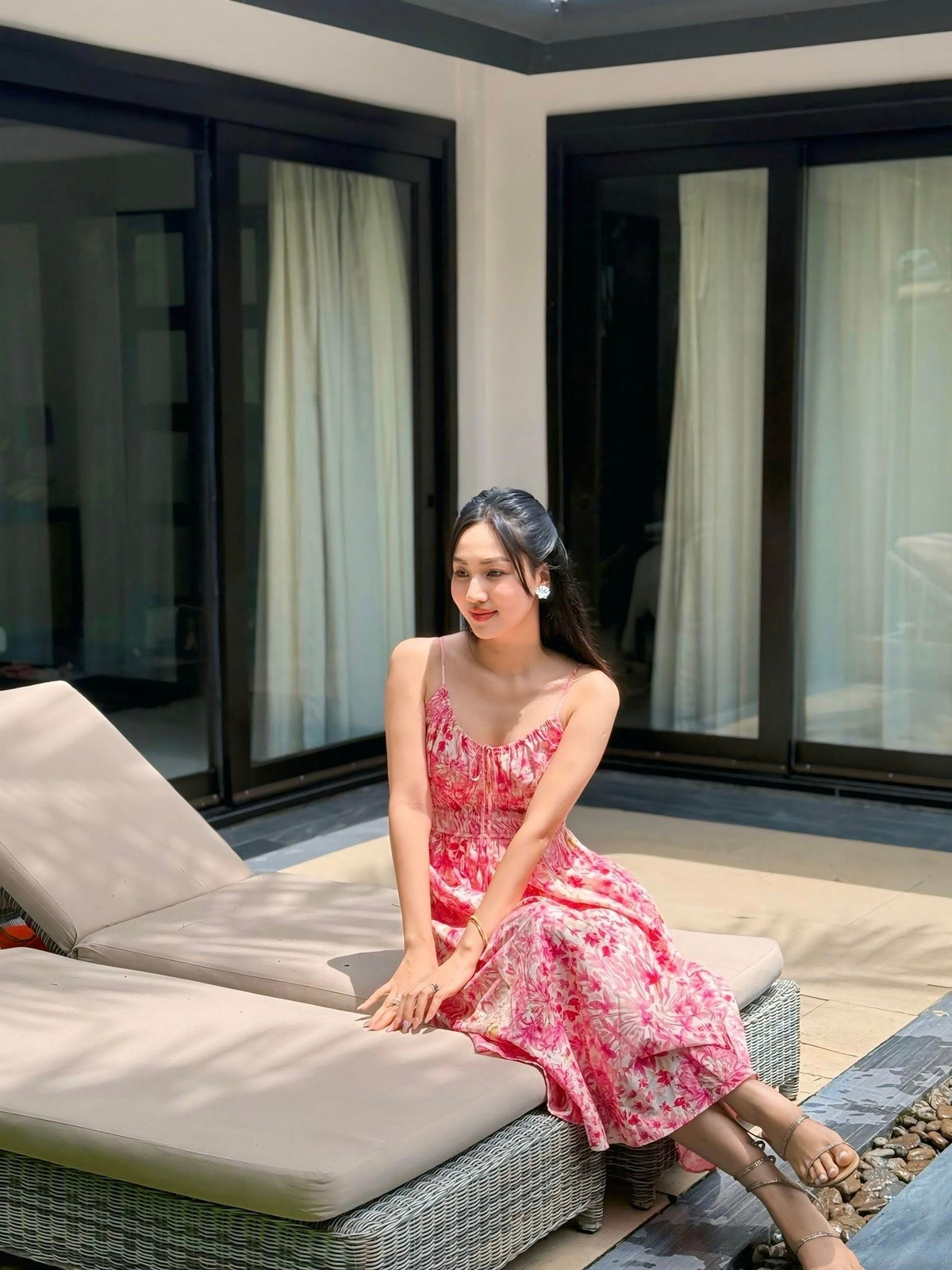 So với thời điểm vừa giành danh hiệu Á hậu 1 Hoa hậu Hoàn vũ Việt Nam 2015, cô hiện mang vẻ đẹp đằm thắm, quý phái của người phụ nữ trưởng thành.