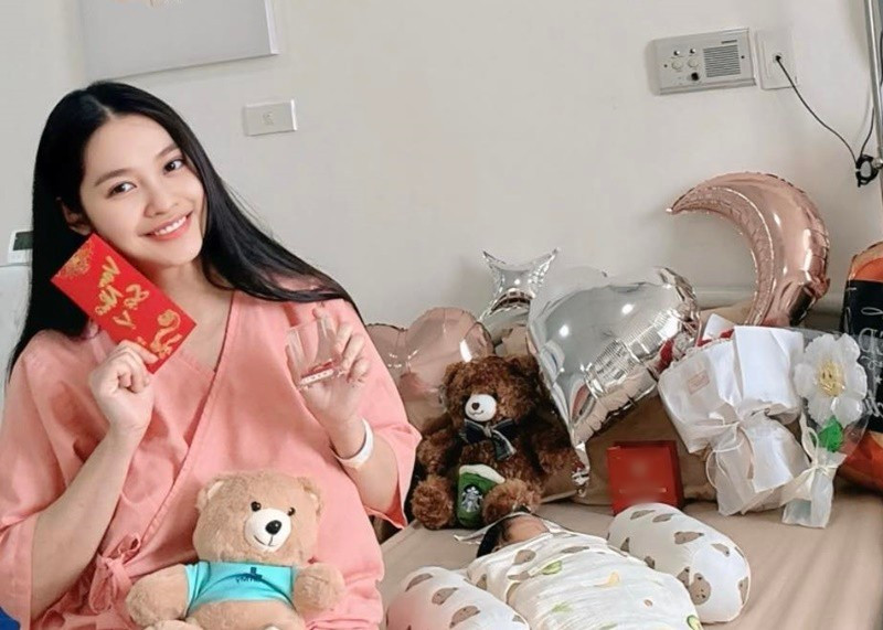 Trên trang cá nhân, Nông Thúy Hằng đăng tải hình ảnh bên con đầu lòng mới chào đời. Cô cho biết: "Trong khoảnh khắc yếu lòng nhất ấy, Hằng đã luôn có sự đồng hành của những người thân yêu, từ hai bên gia đình nội ngoại cho đến những người bạn thân thiết".