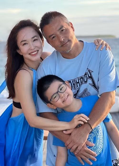 Đôi "tiên đồng ngọc nữ" của showbiz Singapore thường xuyên đưa con trai đi du lịch. Ảnh: FB Phạm Văn Phương.