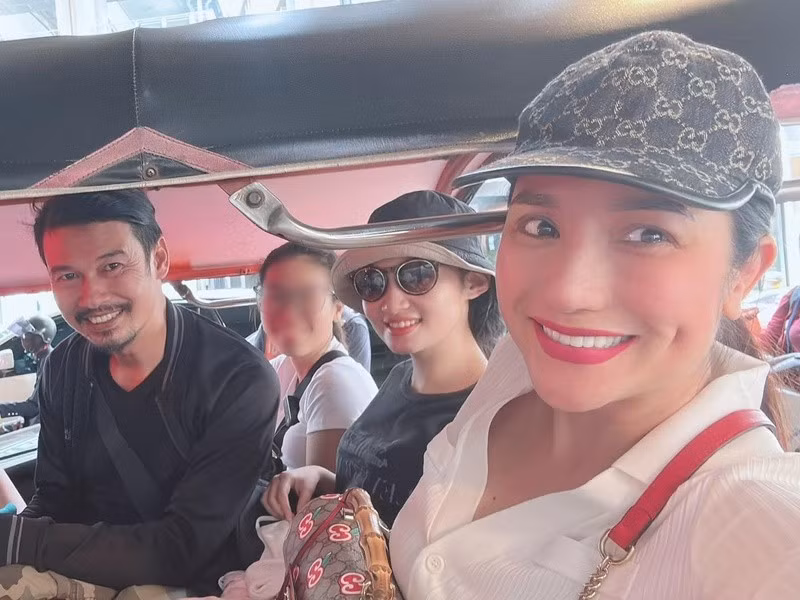 Cát Tường thừa nhận trong nghề, nghệ sĩ không phải lúc nào cũng có dịp gặp nhau thường xuyên. Tuy nhiên, hễ đứng chung sân khấu, cô và Tiết Cương lại “bung” hết mình vì hiểu tính nhau. Ảnh: FB Cát Tường.