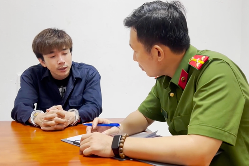 Tại trại giam, Chi Dân chia sẻ: “Trong những ngày qua, khi cơ quan điều tra mời về làm việc, tôi đã suy nghĩ rất nhiều về hành vi phạm tội của mình. Tôi xin gửi lời ngàn xin lỗi đến tất cả khán giả, những người đã tin yêu tôi trong thời gian vừa qua, vì đã làm mọi người cảm thấy hụt hẫng”. Ảnh: Vietnamnet.