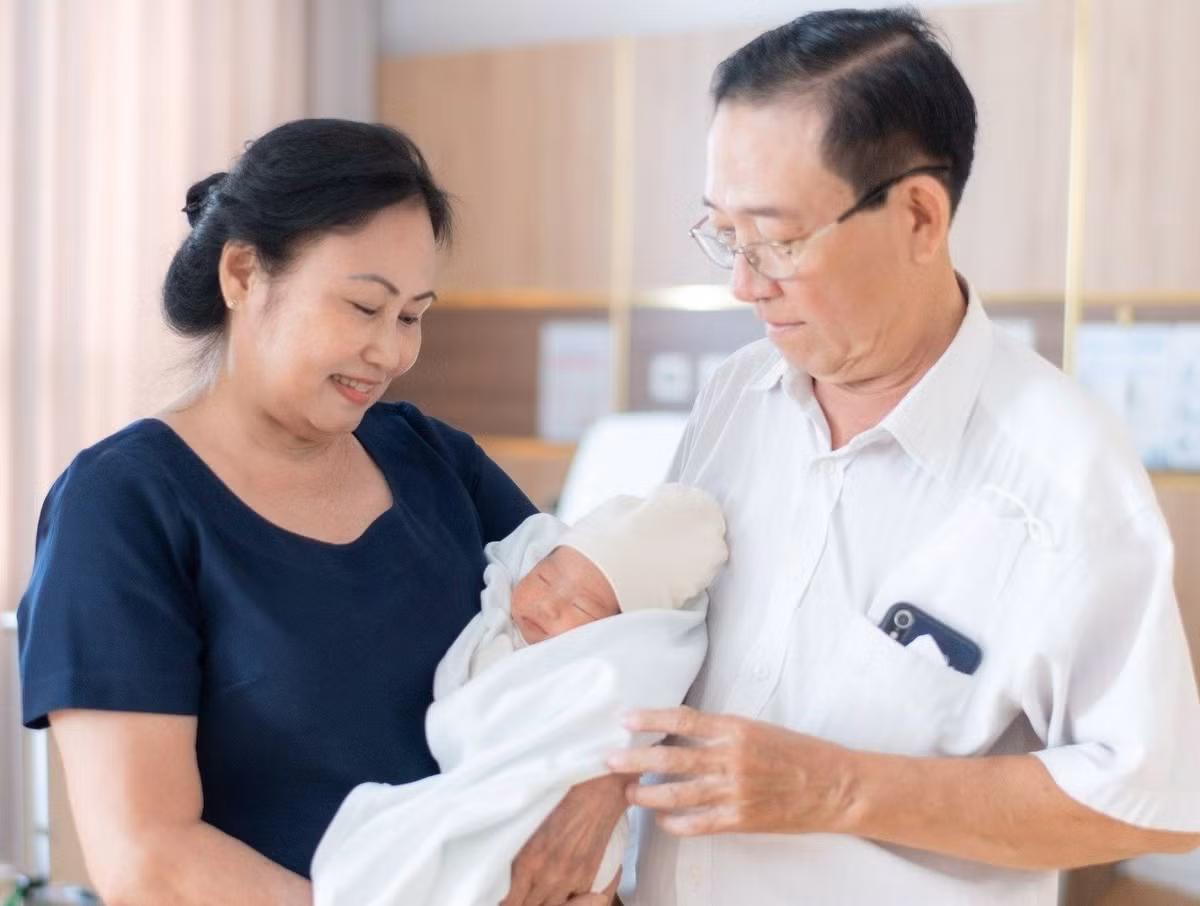 Trên trang cá nhân, Tuấn Khôi chia sẻ hình ảnh bố mẹ anh đi xe máy qua thăm bé Harley - con gái của anh và H'hen Niê. Ảnh: FB Tuấn Khôi.