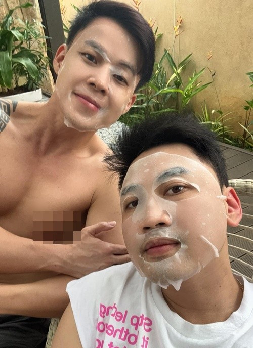 Thanh Tú và Don Nguyễn thường cùng nhau bật nhạc, tivi ngồi nhìn hoàng hôn hoặc cùng nhau đắp mặt nạ ở nhà khi rảnh rỗi. Ảnh: FB Thanh Tú.