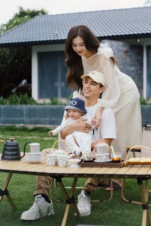 Nam ca sĩ và vợ kém tuổi đã đăng ký kết hôn và tổ chức lễ ăn hỏi cách đây 2 năm. Ảnh: FB Tuệ Như.