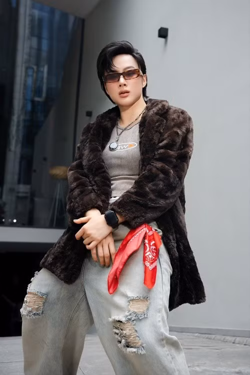 Angela Phương Trinh đội tóc giả ngắn, chuộng quần jean rộng, áo croptop. Ảnh: Instagram Angela Phương Trinh.