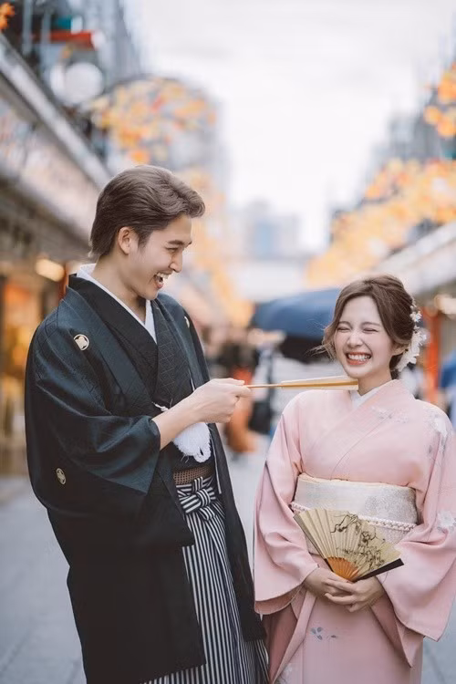 Trong kỳ nghỉ ở Nhật Bản, Đình Tú cầu hôn Ngọc Huyền. Sau màn cầu hôn, nam diễn viên công khai chuyện tình cảm vào tháng 6/2025. Ảnh: FB Đình Tú.