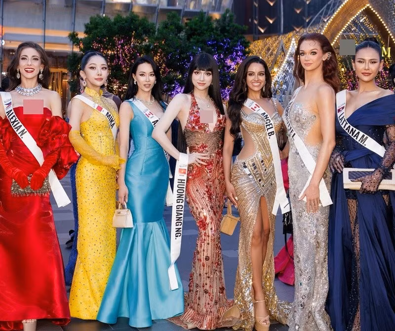 Trong một sự kiện ngoài trời, Hương Giang tiếp tục thử sức với phong cách quyến rũ hơn khi diện váy đính kết ánh kim tông đỏ đồng. Thiết kế ôm sát giúp người đẹp khoe đường cong cơ thể, đồng thời tạo hiệu ứng nổi bật dưới ánh đèn đêm.