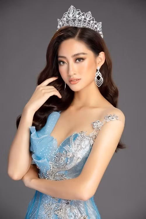 Sau khi giành ngôi vị cao nhất trong chung kết Miss World Vietnam 2019, Lương Thùy Linh ngày càng thành công. Cô đắt show làm người mẫu, quảng cáo, dẫn chương trình. Bên cạnh đó, Hoa hậu Lương Thùy Linh còn làm giám đốc thời trang. Ảnh: FB Lương Thùy Linh.