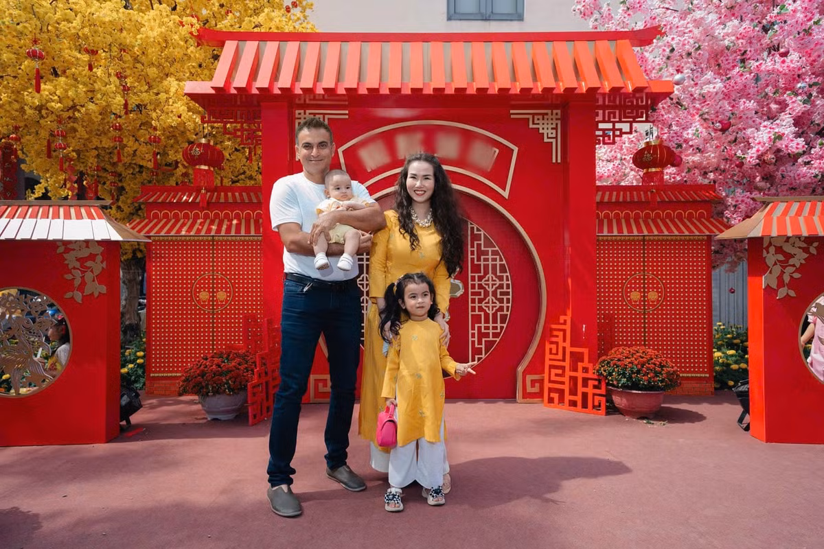 Trong cuộc phỏng vấn với Sức Khỏe Đời Sống, ca sĩ Võ Hạ Trâm chia sẻ, chồng cô - doanh nhân người Ấn Độ Vikas Chaudhary bỡ ngỡ khi đón cái Tết đầu tiên ở Việt Nam và được lì xì. Ảnh: FB Võ Hạ Trâm.