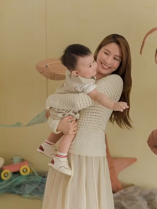 Trên trang cá nhân, Diễm My 9x đăng tải loạt ảnh mới bên con trai. Nữ diễn viên cùng quý tử diện trang phục cùng tông màu.