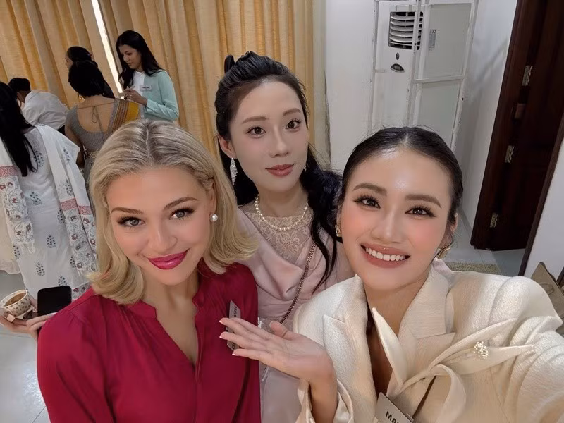 Đại diện Việt Nam thường chụp ảnh kỷ niệm cùng các thí sinh khác. Ảnh: FB Ý Nhi.