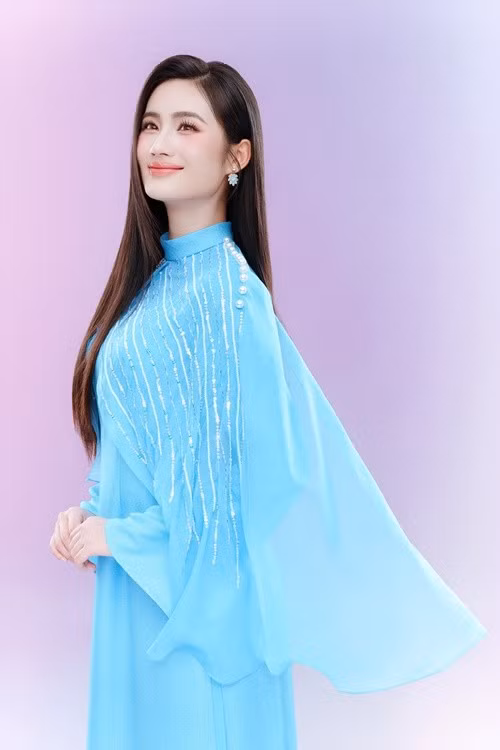 Bên cạnh đó, Ý Nhi cũng cho thấy sự thay đổi rõ rệt về hình ảnh. Cô không còn bó hẹp trong một phong cách mà bắt đầu thử nghiệm đa dạng hơn.