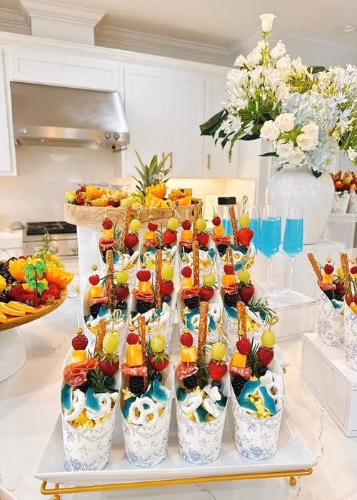 Tiệc sinh nhật của bé Apollo có nhiều bánh kem, hoa quả tươi. Ảnh: Instagram Phạm Hương.