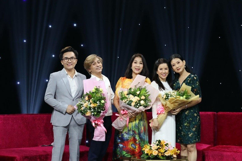 Ngọc Trinh hội ngộ các diễn viên phim Mùi ngò gai vào năm 2021: Đình Toàn, Kim Xuân, Mỹ Uyên. Ảnh: FB Ngọc Trinh.