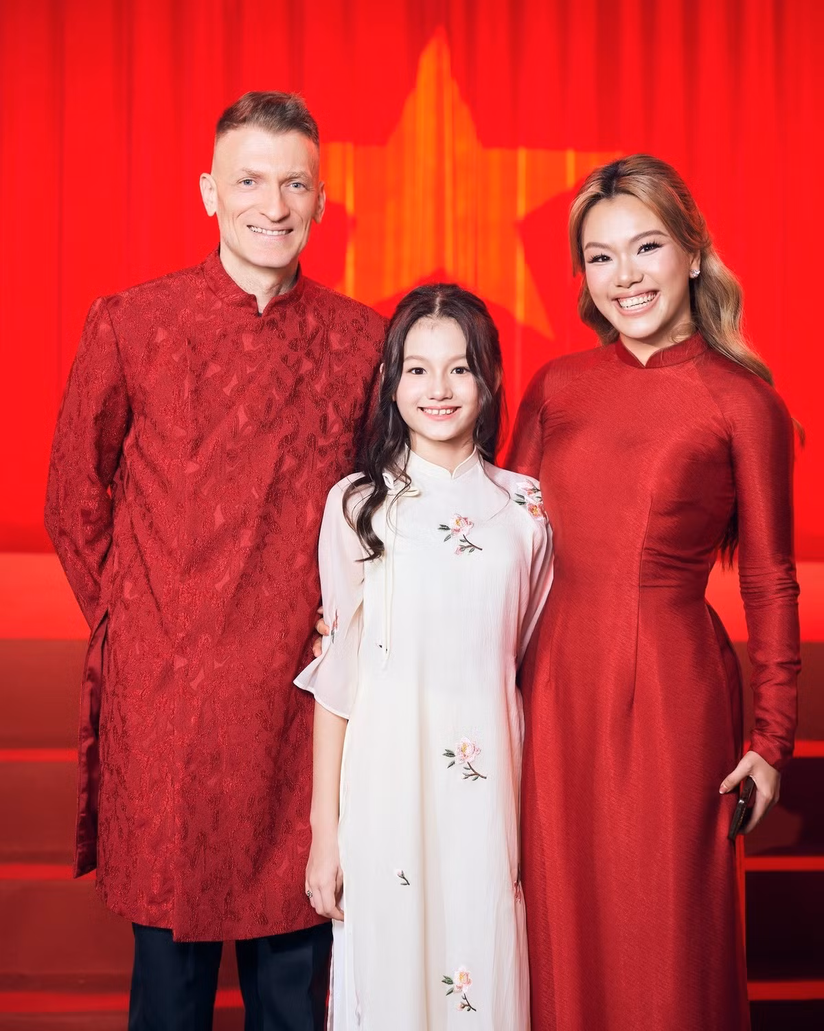 Phương Vy cho rằng mỗi hành trình con đi qua đều đáng trân trọng. “Dù là 5 buổi học catwalk hay 3 năm hội họa, tất cả đều là những bước đi tuyệt đẹp trên hành trình con lớn lên. Mẹ chỉ muốn ở đây, dõi theo, lưu giữ từng khoảnh khắc và mỉm cười khi thấy con hạnh phúc”, nữ ca sĩ bày tỏ.