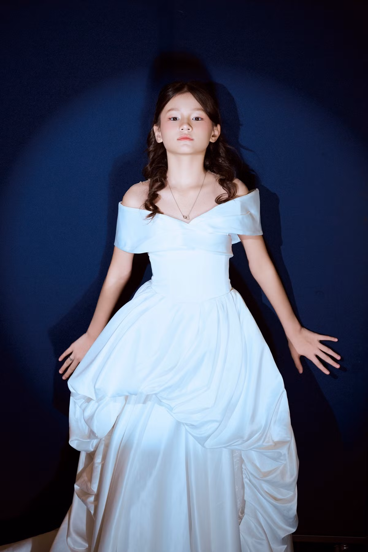 Con gái Phương Vy sở hữu đôi mắt to tròn, mũi cao, khuôn miệng cười chúm chím, vóc dáng cao ráo.