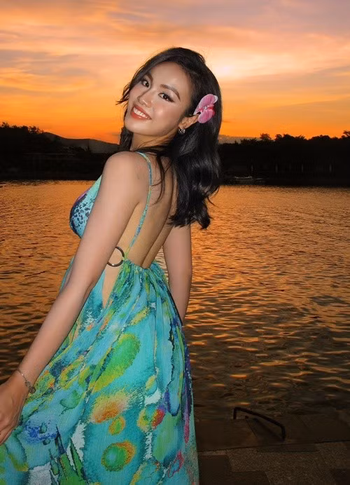 Trong một chuyến đi biển cách đây không lâu, Thủy Tiên diện váy hở lưng trần gợi cảm.