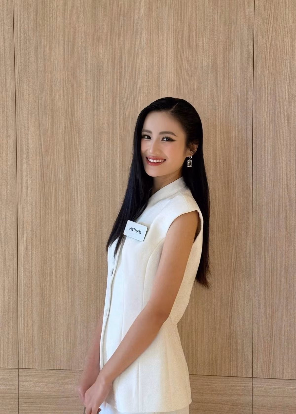 Huỳnh Trần Ý Nhi cho biết rằng ê-kíp dự án “Heart To Head” lắp đặt hơn 20 tủ sách tại các tỉnh trên khắp cả nước Việt Nam. Người đẹp bày tỏ khát vọng phát triển dự án này trên toàn cầu nếu có cơ hội trở thành Miss World 2025, đồng thời khẳng định tiếp tục duy trì "Heart to Head" trong tương lai. Đại diện Việt Nam kết thúc phần trình bày bằng câu nói: “Hãy để những trang sách trở thành ước mơ và biến ước mơ thành tương lai của bạn”. Ảnh: FB Ý Nhi.