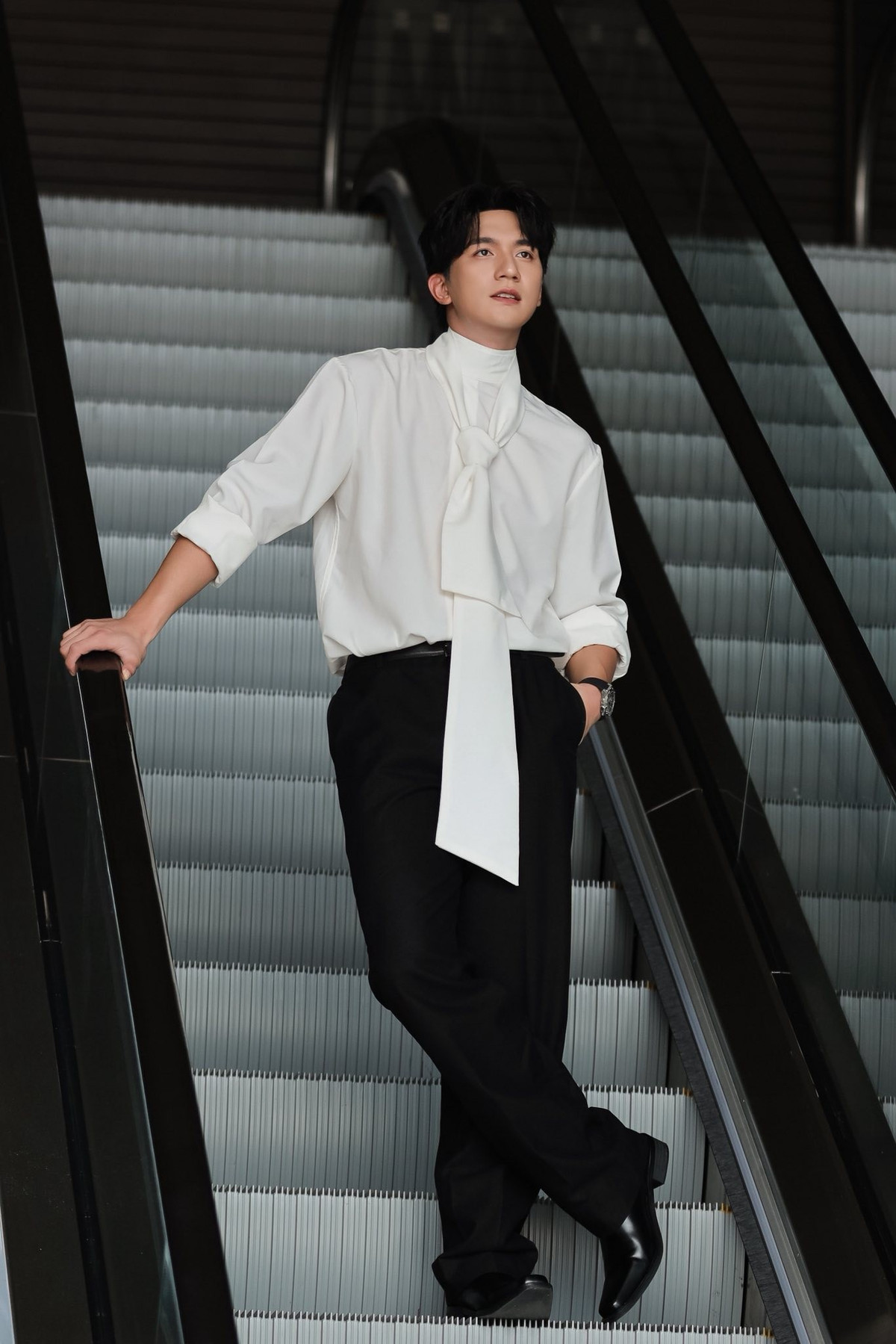 Đóng nam chính Mưa đỏ, Đỗ Nhật Hoàng từng chia sẻ trên Znews, anh nhận thức rất rõ bản thân được chú ý vì gắn với Mưa đỏ, chứ thực tế chưa có gì trong tay. Ảnh: FB Đỗ Nhật Hoàng.