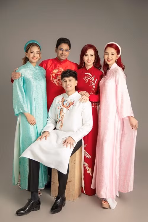 Doanh nhân Maneesh mê món phở, tôm hấp của Việt Nam. Diệu Hoa lại thích bánh samosa, một loại bánh nổi tiếng của Ấn Độ. Ảnh: Vietnamnet.