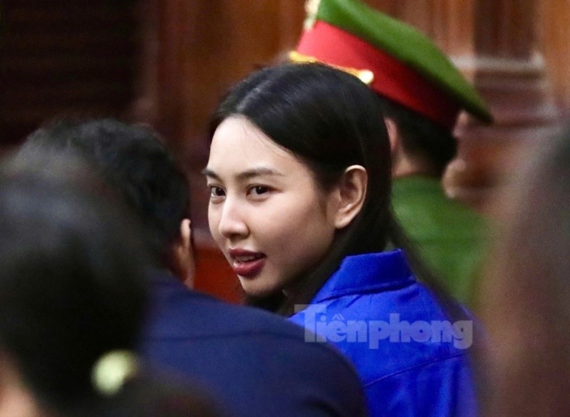 Thùy Tiên còn khai bản thân không trực tiếp bán hàng, chỉ xuất hiện với vai trò là đại diện nhãn hàng. Tuy nhiên, cô có gắn giỏ hàng trên trang cá nhân bán được sản phẩm và được hưởng 6,8 triệu đồng. Sau khi sự việc xảy ra, bị cáo Thùy Tiên đã tác động gia đình nộp 3,2 tỷ đồng. Ảnh: Tiền Phong.