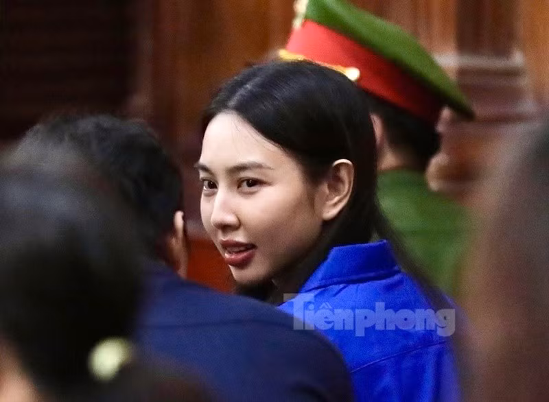 Thùy Tiên còn khai bản thân không trực tiếp bán hàng, chỉ xuất hiện với vai trò là đại diện nhãn hàng. Tuy nhiên, cô có gắn giỏ hàng trên trang cá nhân bán được sản phẩm và được hưởng 6,8 triệu đồng. Sau khi sự việc xảy ra, bị cáo Thùy Tiên đã tác động gia đình nộp 3,2 tỷ đồng. Ảnh: Tiền Phong.