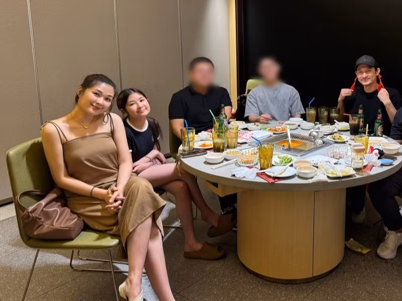 Mạc Anh Thư và Huy Khánh cùng con gái gặp gỡ bạn bè, người thân. Ảnh: FB Huy Khánh.