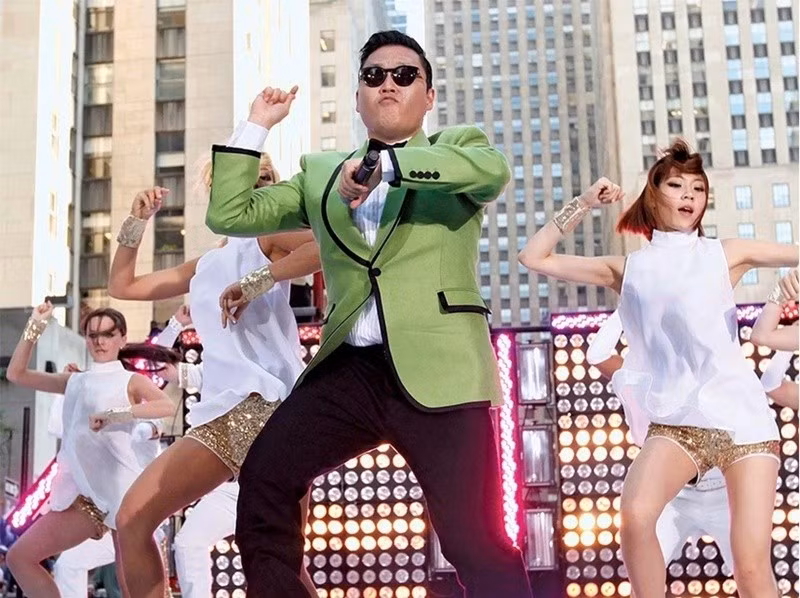 Ngày 15/7/2012, Psy ra mắt đĩa đơn Gangnam Style nằm trong album phòng thu thứ 6 có tên Psy 6. Vài tháng sau khi ra mắt, MV Gangnam Style gây sốt toàn cầu. Ảnh: Znews.