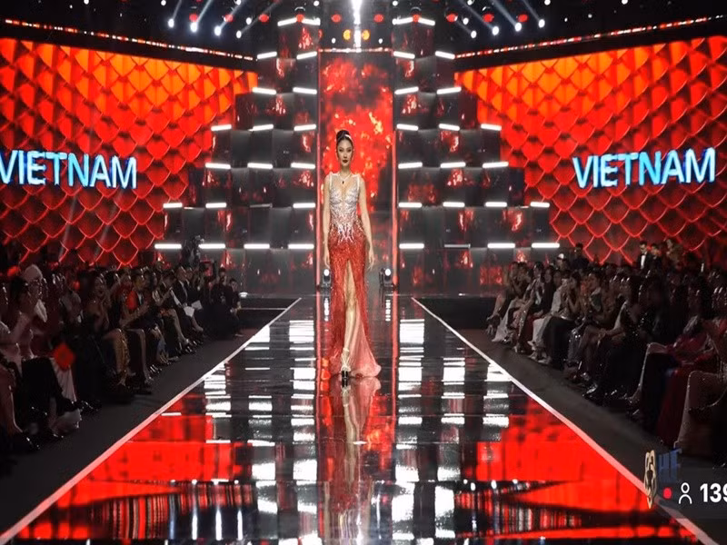 Theo ban tổ chức Miss Cosmo Vietnam, trang phục dạ hội của Phương Linh lấy cảm hứng từ tinh thần Eclipse - nơi ánh sáng và bóng tối giao thoa để định hình bản lĩnh. Ảnh: Tiền Phong.