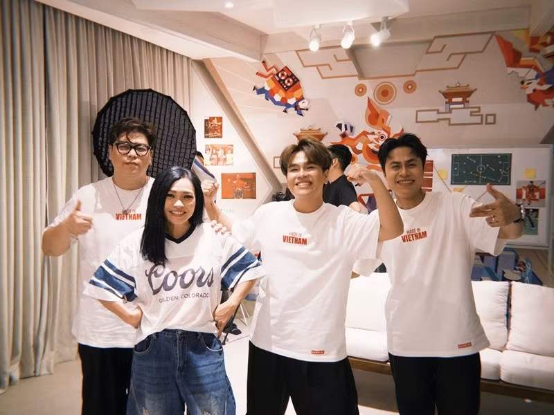 Trước đó, theo Tiền Phong, Phương Thanh góp mặt trong MV Chân cứng đá mềm. Dự án không chỉ mang đến âm nhạc đầy cảm xúc từ Phương Thanh, Hoàng Bách và DTAP, mà còn là những thước phim sống động, phản ánh lăng kính và câu chuyện đời thường của các vận động viên, giúp khán giả cảm nhận trọn vẹn tinh thần và nỗ lực của họ. Ảnh: Tiền Phong.