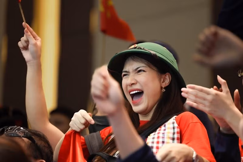 Năm 2023, ở SEA Games 32, nữ ca sĩ cổ vũ bóng đá nữ, bóng đá nam, điền kinh, bơi lội, Pencak Silat của đoàn thể thao Việt Nam. Ảnh: Tiền Phong.