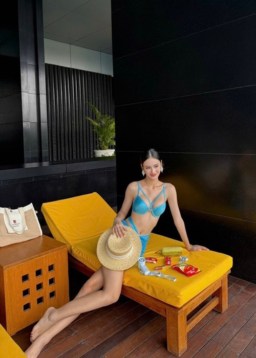 Từ Ấn Độ tham gia cuộc thi Miss World 2025- Hoa hậu Thế giới 2025, Hoa hậu Ý Nhi vừa khoe loạt ảnh bikini bên bể bơi.