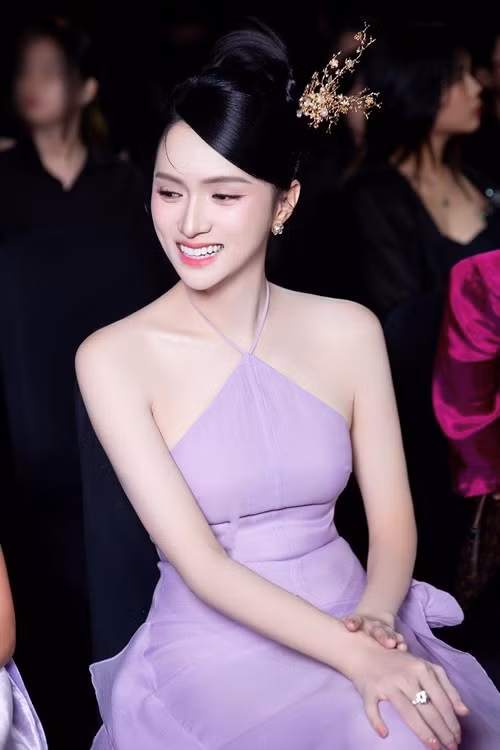 Nhiều người ngưỡng mộ khối tài sản hiện tại của nữ ca sĩ chuyển giới. Cô hiện tại có biệt thự triệu đô, xe sang, nhiều đồ hiệu. Ảnh: FB Hương Giang.