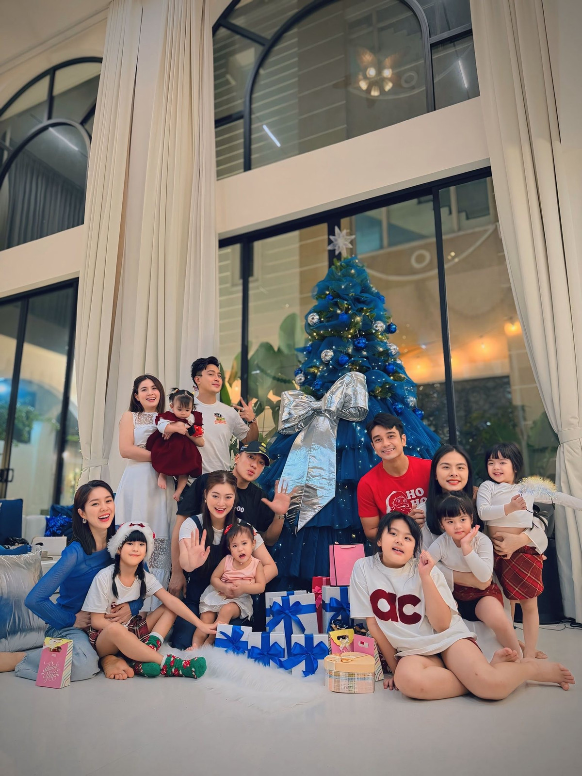 Vợ chồng Thanh Trúc đưa con gái dự tiệc Giáng sinh năm 2025 tại nhà Vân Trang.