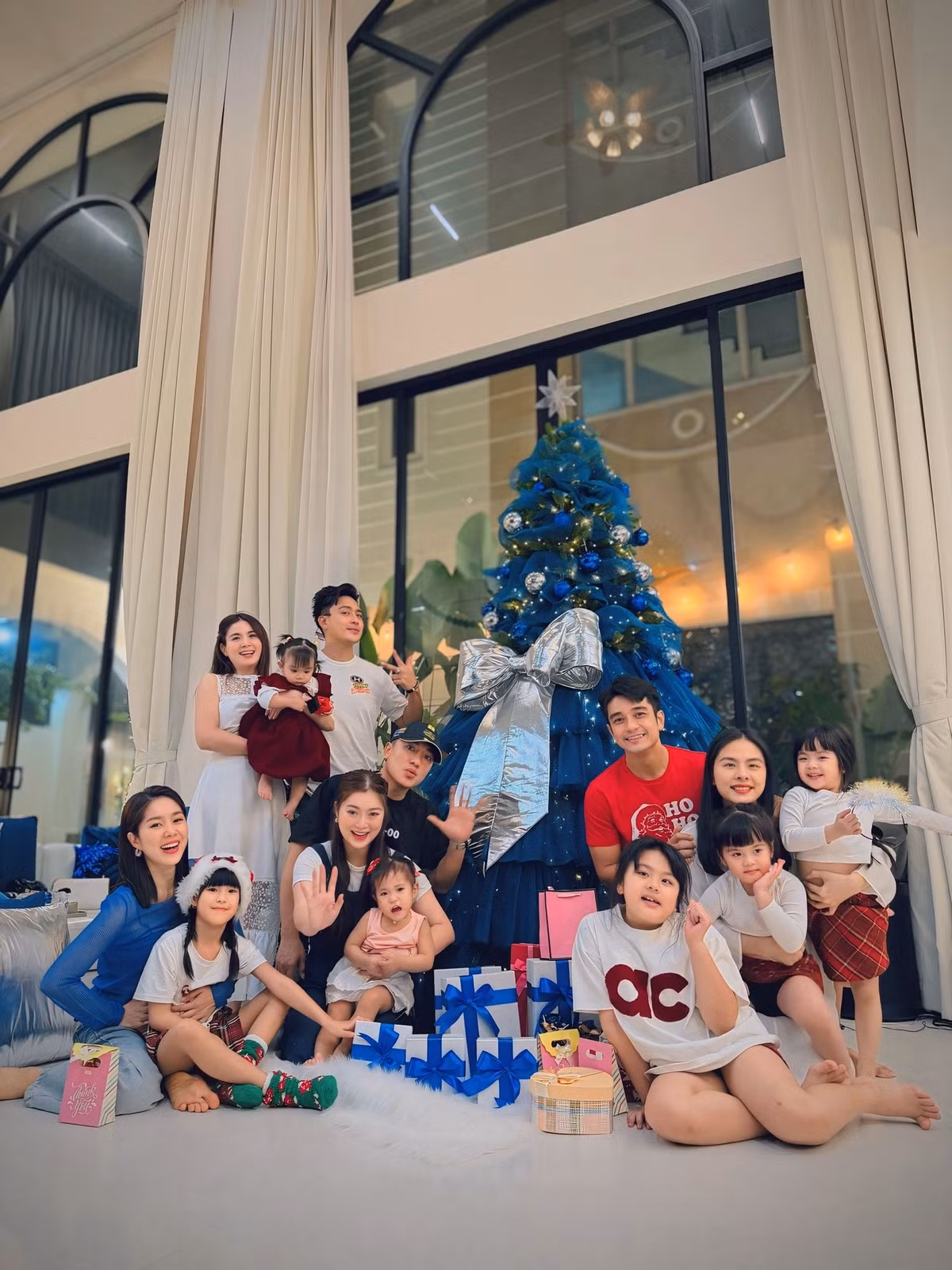 Vợ chồng Thanh Trúc đưa con gái dự tiệc Giáng sinh năm 2025 tại nhà Vân Trang.