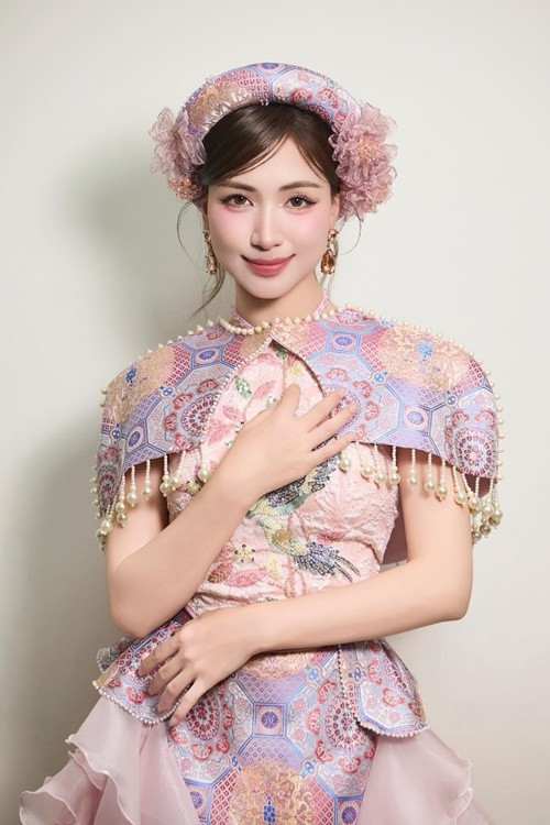 Nữ ca sĩ bày tỏ: "Hòa Minzy xin được gửi chút tấm lòng của mình tới bà con Nghệ An đang bị ảnh hưởng bởi thiên tai. Như một lời động viên kịp thời từ xa tới bà con và các cấp chính quyền, lực lượng chức năng đang gồng mình chống bão lũ".Ảnh: FB Hòa Minzy.