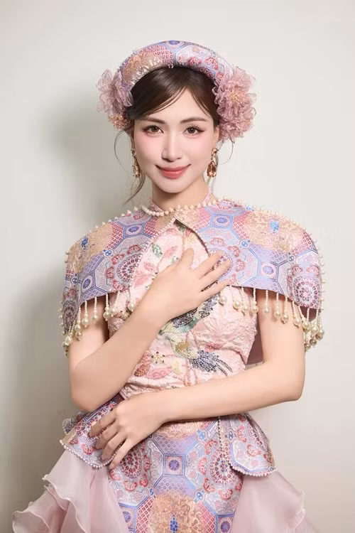 Nữ ca sĩ bày tỏ: "Hòa Minzy xin được gửi chút tấm lòng của mình tới bà con Nghệ An đang bị ảnh hưởng bởi thiên tai. Như một lời động viên kịp thời từ xa tới bà con và các cấp chính quyền, lực lượng chức năng đang gồng mình chống bão lũ".Ảnh: FB Hòa Minzy.