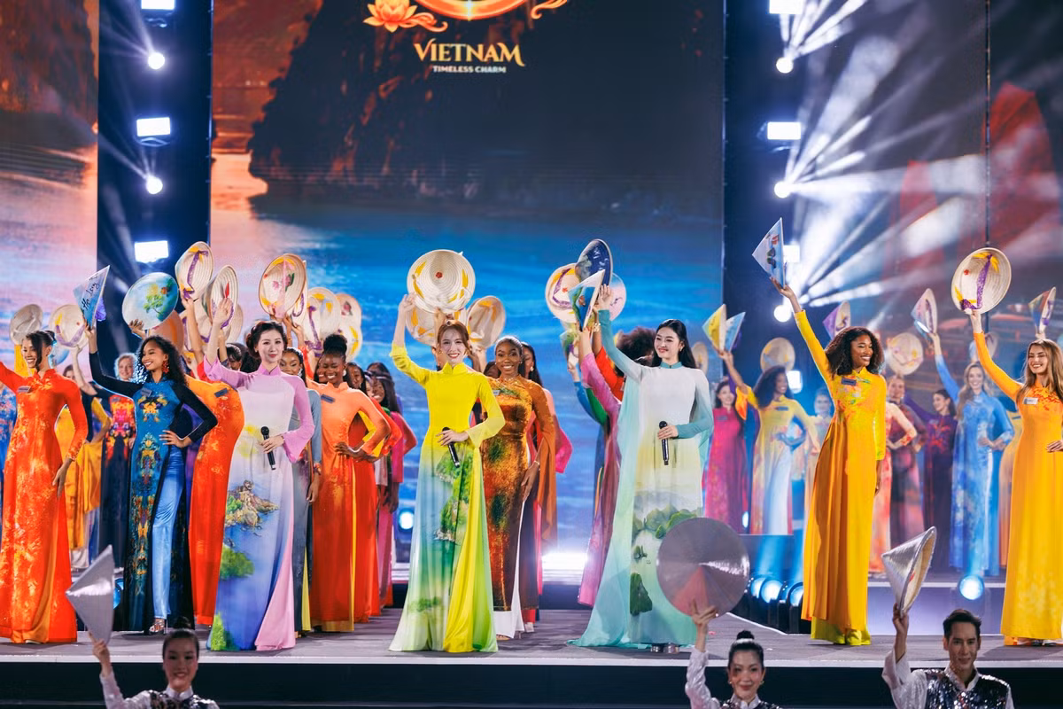 Những chiếc nón được tỉnh Quảng Ninh dành tặng các thí sinh như món quà lưu niệm trong những ngày họ lưu lại địa phương.
