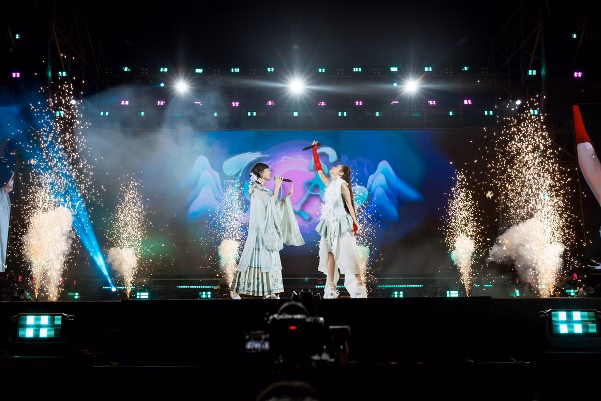 "Có thể đồng hành với nhau ngoài chương trình là điều vô cùng quý giá. Chỉ cần Chi thành công và hạnh phúc, mình cũng sẽ thật lòng vui mừng và tự hào cho bạn. Cảm ơn Chi đã khiến tuổi 23 của mình có thêm một khoảnh khắc không thể nào quên”, Khả Lâu bày tỏ. Ảnh: FB Phương Mỹ Chi.