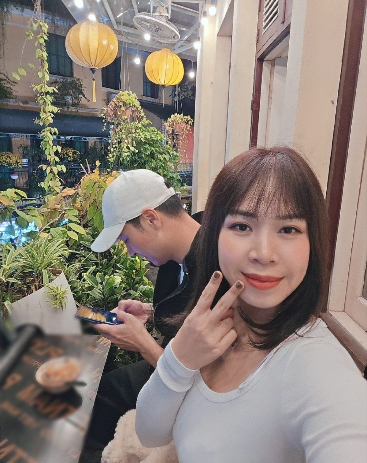 Vợ Mạnh Trường sở hữu gương mặt hài hòa, làn da sáng, nụ cười hiền, toát lên vẻ phúc hậu của người phụ nữ của gia đình. Ảnh: FB Phương Phạm.