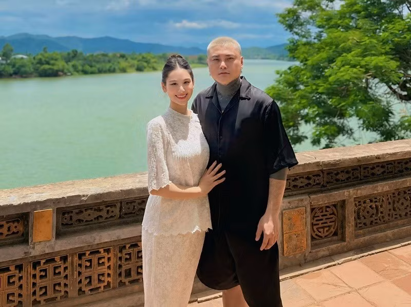 "Cô ấy luôn lựa chọn bên chồng cùng chiếc bánh gato vừa đủ để thổi nến và vẫn câu nói quen thuộc: 'Vợ chồng mình cùng tiết kiệm, sau này giàu, sẽ tổ chức sinh nhật sau'", nam ca sĩ tiết lộ. Ảnh: FB Phương Anh.