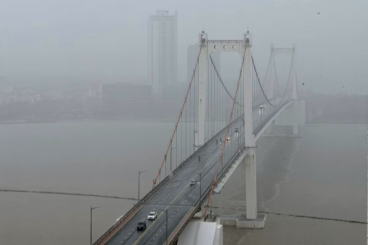 Sáng 29/10, Đà Nẵng ghi nhận tình trạng mưa trắng xóa và kéo dài đến tận trưa. Nước sông Hàn có dấu hiệu dâng trở lại gây ngập lớn tại một số khu đô thị ven sông ở trung tâm thành phố. Tình hình tương tự vẫn còn kéo dài ở khu vực rốn lũ xã Đại Lộc và một số xã miền núi, vùng trũng, đặc biệt tại xã Quế Phước, Nông Sơn, Duy Xuyên, Thu Bồn, Xuân Phú... Hình ảnh trên được chụp cầu Thuận Phước lúc 10h50 sáng 29/10. Ảnh: Moon Black.