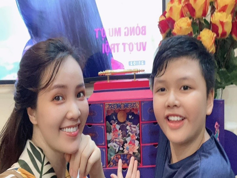 "Tôi có một bí quyết gần gũi hơn với con đó là thường kể cho con nghe chính công việc của mình rồi cùng con bàn luận những vấn đề xung quanh công việc. Nghĩ một cách tích cực, "sự bận rộn" của mình cũng là bài học hay cho con", Thụy Vân chia sẻ về con trai trên Dân Việt. Ảnh: Dân Việt.